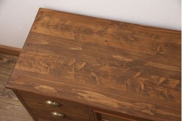 和箪笥をテレビ台にリメイク!箪笥の引き出しを利用。天板は面取りをし、引手と脚を取り付け。明るめのブラウンに着色仕上げ。