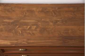 和箪笥をテレビ台にリメイク!箪笥の引き出しを利用。天板は面取りをし、引手と脚を取り付け。明るめのブラウンに着色仕上げ。