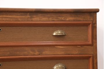 和箪笥をテレビ台にリメイク!箪笥の引き出しを利用。天板は面取りをし、引手と脚を取り付け。明るめのブラウンに着色仕上げ。