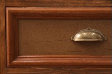 和箪笥をテレビ台にリメイク!箪笥の引き出しを利用。天板は面取りをし、引手と脚を取り付け。明るめのブラウンに着色仕上げ。