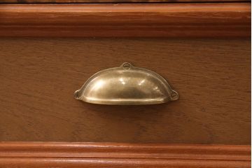 和箪笥をテレビ台にリメイク!箪笥の引き出しを利用。天板は面取りをし、引手と脚を取り付け。明るめのブラウンに着色仕上げ。