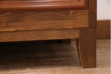 和箪笥をテレビ台にリメイク!箪笥の引き出しを利用。天板は面取りをし、引手と脚を取り付け。明るめのブラウンに着色仕上げ。