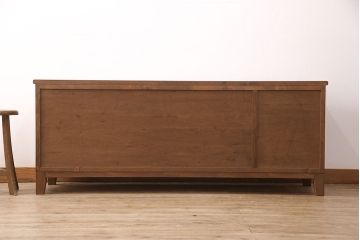 和箪笥をテレビ台にリメイク!箪笥の引き出しを利用。天板は面取りをし、引手と脚を取り付け。明るめのブラウンに着色仕上げ。