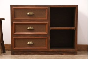 整理箪笥、洋箪笥を使ってテレビ台にリメイク!整理箪笥の右下、洋箪笥の左下の引き出しを使用。左側に引き出し3杯、右側に可動棚付きのオープンラック仕様に。引き出しに取っ手を取り付けて、オーク系に着色。
