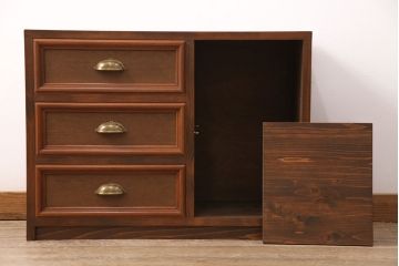 整理箪笥、洋箪笥を使ってテレビ台にリメイク!整理箪笥の右下、洋箪笥の左下の引き出しを使用。左側に引き出し3杯、右側に可動棚付きのオープンラック仕様に。引き出しに取っ手を取り付けて、オーク系に着色。