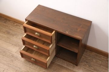 整理箪笥、洋箪笥を使ってテレビ台にリメイク!整理箪笥の右下、洋箪笥の左下の引き出しを使用。左側に引き出し3杯、右側に可動棚付きのオープンラック仕様に。引き出しに取っ手を取り付けて、オーク系に着色。