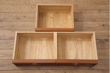 整理箪笥、洋箪笥を使ってテレビ台にリメイク!整理箪笥の右下、洋箪笥の左下の引き出しを使用。左側に引き出し3杯、右側に可動棚付きのオープンラック仕様に。引き出しに取っ手を取り付けて、オーク系に着色。