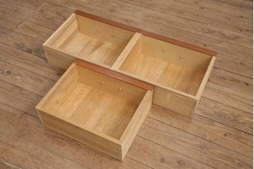 整理箪笥、洋箪笥を使ってテレビ台にリメイク!整理箪笥の右下、洋箪笥の左下の引き出しを使用。左側に引き出し3杯、右側に可動棚付きのオープンラック仕様に。引き出しに取っ手を取り付けて、オーク系に着色。
