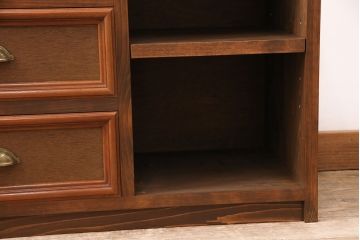 整理箪笥、洋箪笥を使ってテレビ台にリメイク!整理箪笥の右下、洋箪笥の左下の引き出しを使用。左側に引き出し3杯、右側に可動棚付きのオープンラック仕様に。引き出しに取っ手を取り付けて、オーク系に着色。