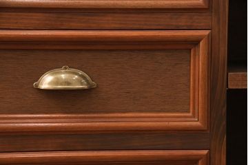 整理箪笥、洋箪笥を使ってテレビ台にリメイク!整理箪笥の右下、洋箪笥の左下の引き出しを使用。左側に引き出し3杯、右側に可動棚付きのオープンラック仕様に。引き出しに取っ手を取り付けて、オーク系に着色。