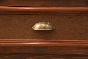 整理箪笥、洋箪笥を使ってテレビ台にリメイク!整理箪笥の右下、洋箪笥の左下の引き出しを使用。左側に引き出し3杯、右側に可動棚付きのオープンラック仕様に。引き出しに取っ手を取り付けて、オーク系に着色。