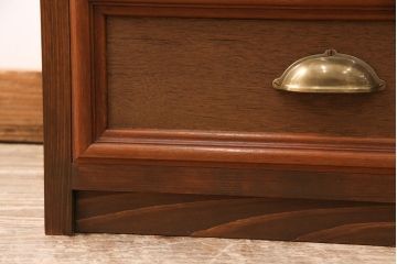 整理箪笥、洋箪笥を使ってテレビ台にリメイク!整理箪笥の右下、洋箪笥の左下の引き出しを使用。左側に引き出し3杯、右側に可動棚付きのオープンラック仕様に。引き出しに取っ手を取り付けて、オーク系に着色。