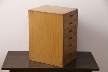小引き出しを綺麗に再生!高品質リペアを施し、割れや傷みのある部分は新材に入れ替え、元の雰囲気を損なわないよう仕上げ。