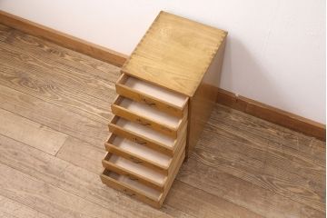 小引き出しを綺麗に再生!高品質リペアを施し、割れや傷みのある部分は新材に入れ替え、元の雰囲気を損なわないよう仕上げ。