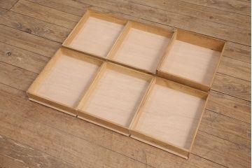 小引き出しを綺麗に再生!高品質リペアを施し、割れや傷みのある部分は新材に入れ替え、元の雰囲気を損なわないよう仕上げ。