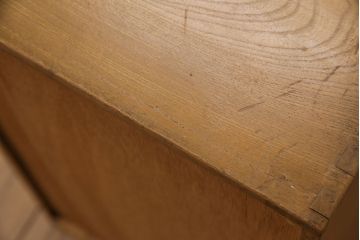 小引き出しを綺麗に再生!高品質リペアを施し、割れや傷みのある部分は新材に入れ替え、元の雰囲気を損なわないよう仕上げ。