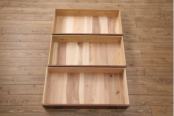 2段重ね桐箪笥をリビングボード2つにリメイク!上下段ともにヒノキ無垢材の天板と木脚を取り付け。上段の1段目の引き出しは左右に分け、取っ手を変更。下段は引き出しを2杯から3杯に変更。いずれも着色仕上げ。