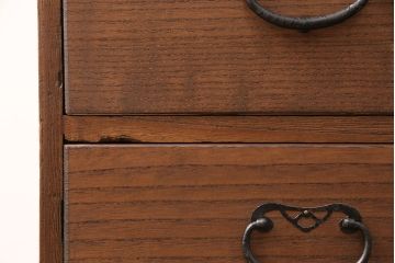 2段重ね桐箪笥をリビングボード2つにリメイク!上下段ともにヒノキ無垢材の天板と木脚を取り付け。上段の1段目の引き出しは左右に分け、取っ手を変更。下段は引き出しを2杯から3杯に変更。いずれも着色仕上げ。