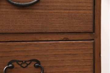 2段重ね桐箪笥をリビングボード2つにリメイク!上下段ともにヒノキ無垢材の天板と木脚を取り付け。上段の1段目の引き出しは左右に分け、取っ手を変更。下段は引き出しを2杯から3杯に変更。いずれも着色仕上げ。