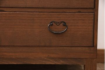 2段重ね桐箪笥をリビングボード2つにリメイク!上下段ともにヒノキ無垢材の天板と木脚を取り付け。上段の1段目の引き出しは左右に分け、取っ手を変更。下段は引き出しを2杯から3杯に変更。いずれも着色仕上げ。