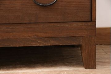 2段重ね桐箪笥をリビングボード2つにリメイク!上下段ともにヒノキ無垢材の天板と木脚を取り付け。上段の1段目の引き出しは左右に分け、取っ手を変更。下段は引き出しを2杯から3杯に変更。いずれも着色仕上げ。