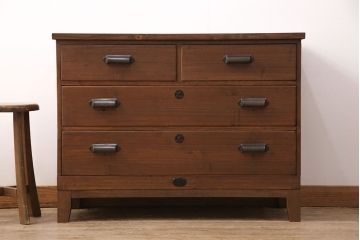2段重ね桐箪笥をリビングボード2つにリメイク!上下段ともにヒノキ無垢材の天板と木脚を取り付け。上段の1段目の引き出しは左右に分け、取っ手を変更。下段は引き出しを2杯から3杯に変更。いずれも着色仕上げ。
