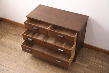 2段重ね桐箪笥をリビングボード2つにリメイク!上下段ともにヒノキ無垢材の天板と木脚を取り付け。上段の1段目の引き出しは左右に分け、取っ手を変更。下段は引き出しを2杯から3杯に変更。いずれも着色仕上げ。