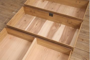 2段重ね桐箪笥をリビングボード2つにリメイク!上下段ともにヒノキ無垢材の天板と木脚を取り付け。上段の1段目の引き出しは左右に分け、取っ手を変更。下段は引き出しを2杯から3杯に変更。いずれも着色仕上げ。