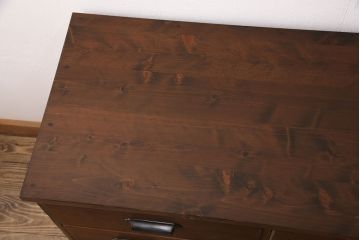 2段重ね桐箪笥をリビングボード2つにリメイク!上下段ともにヒノキ無垢材の天板と木脚を取り付け。上段の1段目の引き出しは左右に分け、取っ手を変更。下段は引き出しを2杯から3杯に変更。いずれも着色仕上げ。