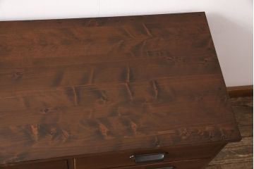 2段重ね桐箪笥をリビングボード2つにリメイク!上下段ともにヒノキ無垢材の天板と木脚を取り付け。上段の1段目の引き出しは左右に分け、取っ手を変更。下段は引き出しを2杯から3杯に変更。いずれも着色仕上げ。
