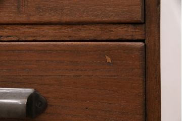 2段重ね桐箪笥をリビングボード2つにリメイク!上下段ともにヒノキ無垢材の天板と木脚を取り付け。上段の1段目の引き出しは左右に分け、取っ手を変更。下段は引き出しを2杯から3杯に変更。いずれも着色仕上げ。