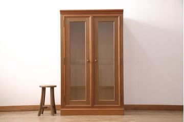 洋箪笥をワードローブにリメイク!箪笥の右上の扉2枚分を使用。扉にクリアガラスをはめ込み、引手を設置。民芸家具風の濃い茶色に着色仕上げ。
