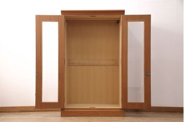 洋箪笥をワードローブにリメイク!箪笥の右上の扉2枚分を使用。扉にクリアガラスをはめ込み、引手を設置。民芸家具風の濃い茶色に着色仕上げ。
