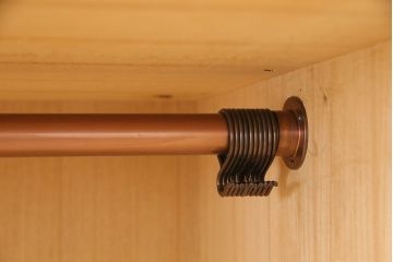 洋箪笥をワードローブにリメイク!箪笥の右上の扉2枚分を使用。扉にクリアガラスをはめ込み、引手を設置。民芸家具風の濃い茶色に着色仕上げ。
