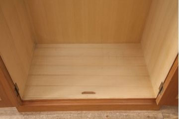 洋箪笥をワードローブにリメイク!箪笥の右上の扉2枚分を使用。扉にクリアガラスをはめ込み、引手を設置。民芸家具風の濃い茶色に着色仕上げ。