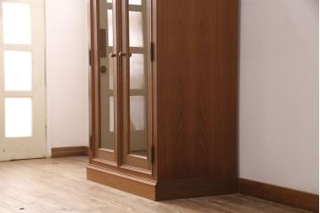 洋箪笥をワードローブにリメイク!箪笥の右上の扉2枚分を使用。扉にクリアガラスをはめ込み、引手を設置。民芸家具風の濃い茶色に着色仕上げ。