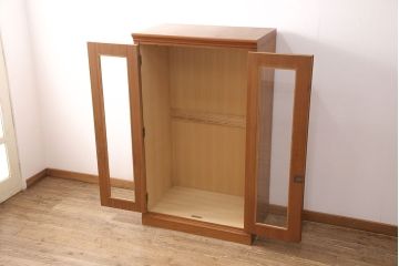 洋箪笥をワードローブにリメイク!箪笥の右上の扉2枚分を使用。扉にクリアガラスをはめ込み、引手を設置。民芸家具風の濃い茶色に着色仕上げ。