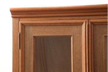 洋箪笥をワードローブにリメイク!箪笥の右上の扉2枚分を使用。扉にクリアガラスをはめ込み、引手を設置。民芸家具風の濃い茶色に着色仕上げ。