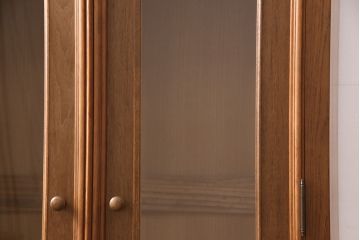 洋箪笥をワードローブにリメイク!箪笥の右上の扉2枚分を使用。扉にクリアガラスをはめ込み、引手を設置。民芸家具風の濃い茶色に着色仕上げ。