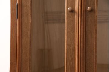 洋箪笥をワードローブにリメイク!箪笥の右上の扉2枚分を使用。扉にクリアガラスをはめ込み、引手を設置。民芸家具風の濃い茶色に着色仕上げ。