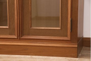 洋箪笥をワードローブにリメイク!箪笥の右上の扉2枚分を使用。扉にクリアガラスをはめ込み、引手を設置。民芸家具風の濃い茶色に着色仕上げ。