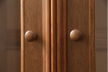 洋箪笥をワードローブにリメイク!箪笥の右上の扉2枚分を使用。扉にクリアガラスをはめ込み、引手を設置。民芸家具風の濃い茶色に着色仕上げ。