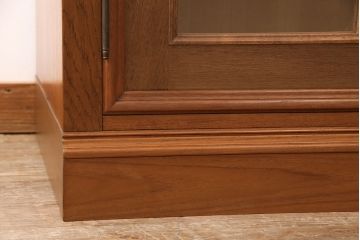 洋箪笥をワードローブにリメイク!箪笥の右上の扉2枚分を使用。扉にクリアガラスをはめ込み、引手を設置。民芸家具風の濃い茶色に着色仕上げ。