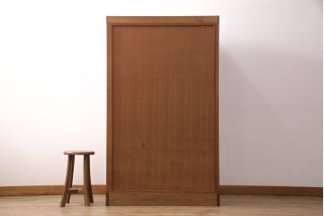 洋箪笥をワードローブにリメイク!箪笥の右上の扉2枚分を使用。扉にクリアガラスをはめ込み、引手を設置。民芸家具風の濃い茶色に着色仕上げ。