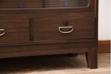 3段重ね桐箪笥をテレビボードと2つのローボードにリメイク!上段の引き戸はモールガラスをはめ込み、こげ茶色に着色仕上げ。中段は扉に組子ガラスをはめ込み、可動式タイプの棚板に変更。中・下段は奥行を詰め、カシュー塗装仕上げ。いずれも天板を補強し、木製脚を取り付け。