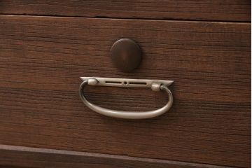3段重ね桐箪笥をテレビボードと2つのローボードにリメイク!上段の引き戸はモールガラスをはめ込み、こげ茶色に着色仕上げ。中段は扉に組子ガラスをはめ込み、可動式タイプの棚板に変更。中・下段は奥行を詰め、カシュー塗装仕上げ。いずれも天板を補強し、木製脚を取り付け。