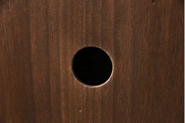 3段重ね桐箪笥をテレビボードと2つのローボードにリメイク!上段の引き戸はモールガラスをはめ込み、こげ茶色に着色仕上げ。中段は扉に組子ガラスをはめ込み、可動式タイプの棚板に変更。中・下段は奥行を詰め、カシュー塗装仕上げ。いずれも天板を補強し、木製脚を取り付け。