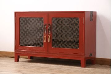 3段重ね桐箪笥をテレビボードと2つのローボードにリメイク!上段の引き戸はモールガラスをはめ込み、こげ茶色に着色仕上げ。中段は扉に組子ガラスをはめ込み、可動式タイプの棚板に変更。中・下段は奥行を詰め、カシュー塗装仕上げ。いずれも天板を補強し、木製脚を取り付け。