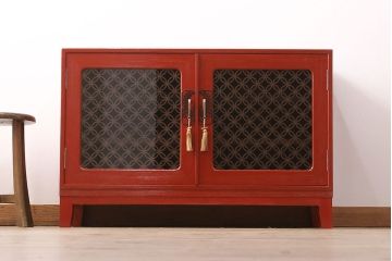 3段重ね桐箪笥をテレビボードと2つのローボードにリメイク!上段の引き戸はモールガラスをはめ込み、こげ茶色に着色仕上げ。中段は扉に組子ガラスをはめ込み、可動式タイプの棚板に変更。中・下段は奥行を詰め、カシュー塗装仕上げ。いずれも天板を補強し、木製脚を取り付け。