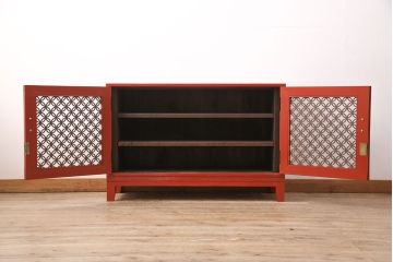 3段重ね桐箪笥をテレビボードと2つのローボードにリメイク!上段の引き戸はモールガラスをはめ込み、こげ茶色に着色仕上げ。中段は扉に組子ガラスをはめ込み、可動式タイプの棚板に変更。中・下段は奥行を詰め、カシュー塗装仕上げ。いずれも天板を補強し、木製脚を取り付け。